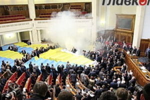 В Николаеве и Херсоне повалили памятники Ленину