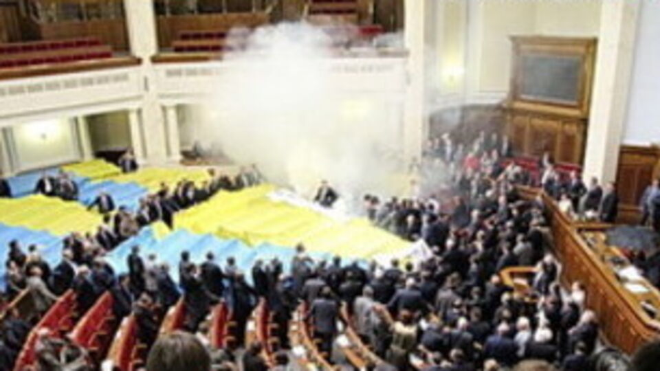 В Николаеве и Херсоне повалили памятники Ленину