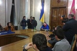 Протестующие в Малом зале ХОГА