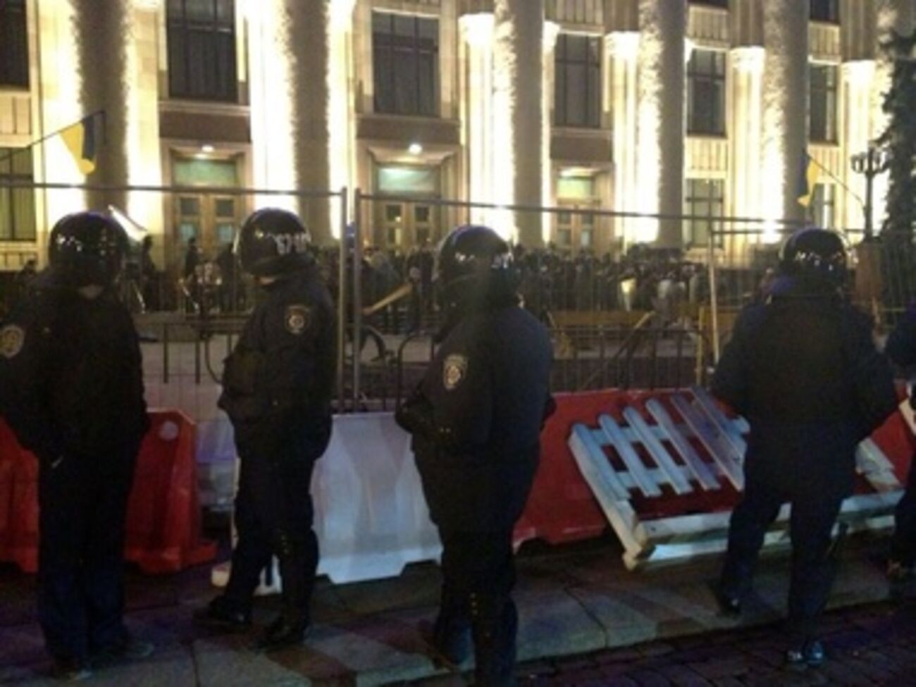 Между протестующими и титушками выстроилась милиция