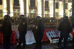 Между протестующими и титушками выстроилась милиция