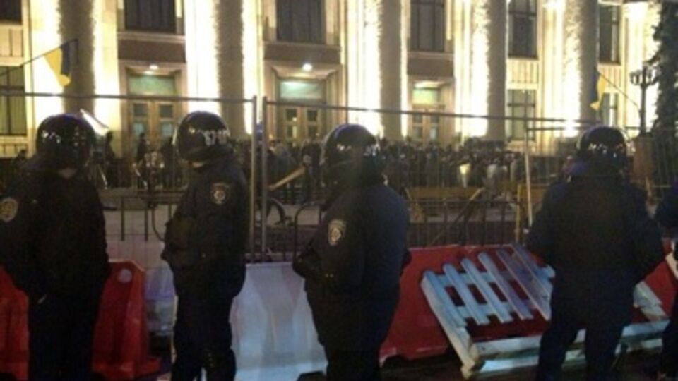Между протестующими и титушками выстроилась милиция