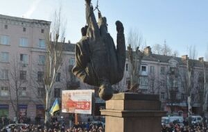 Снос памятника Ленину в Днепродзержинске