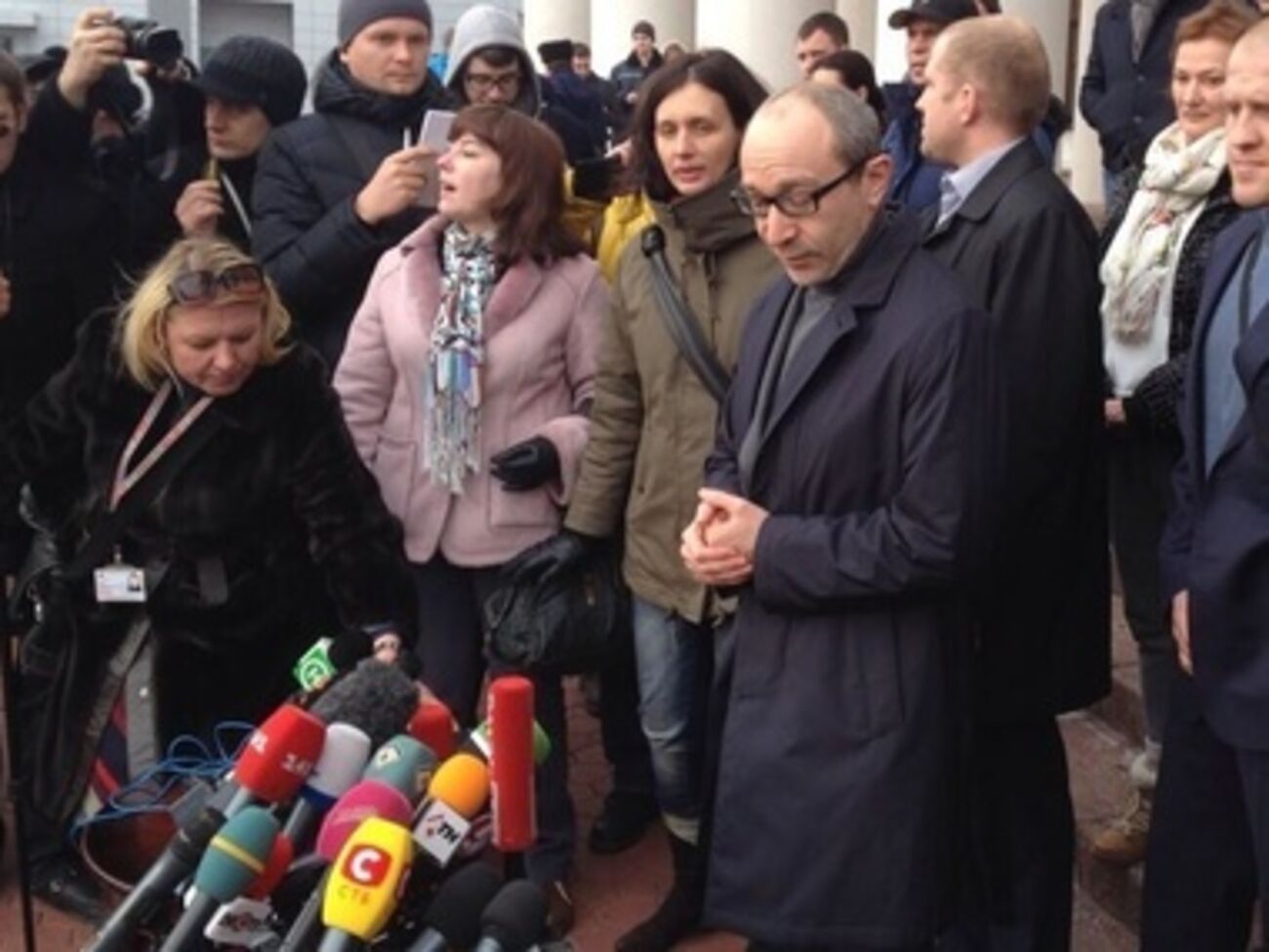 Мэра Харькова в аэропорту встречала охрана и журналисты