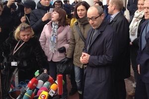 Мэра Харькова в аэропорту встречала охрана и журналисты