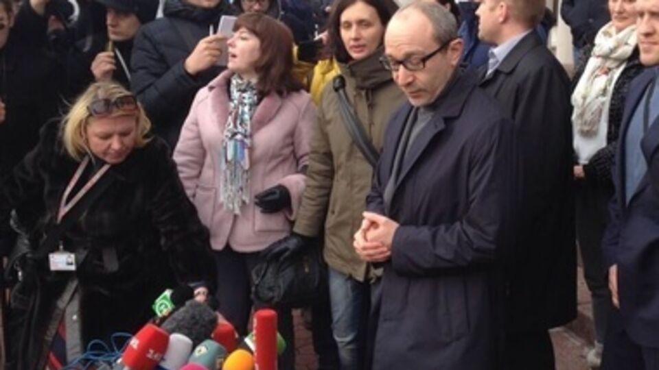 Мэра Харькова в аэропорту встречала охрана и журналисты