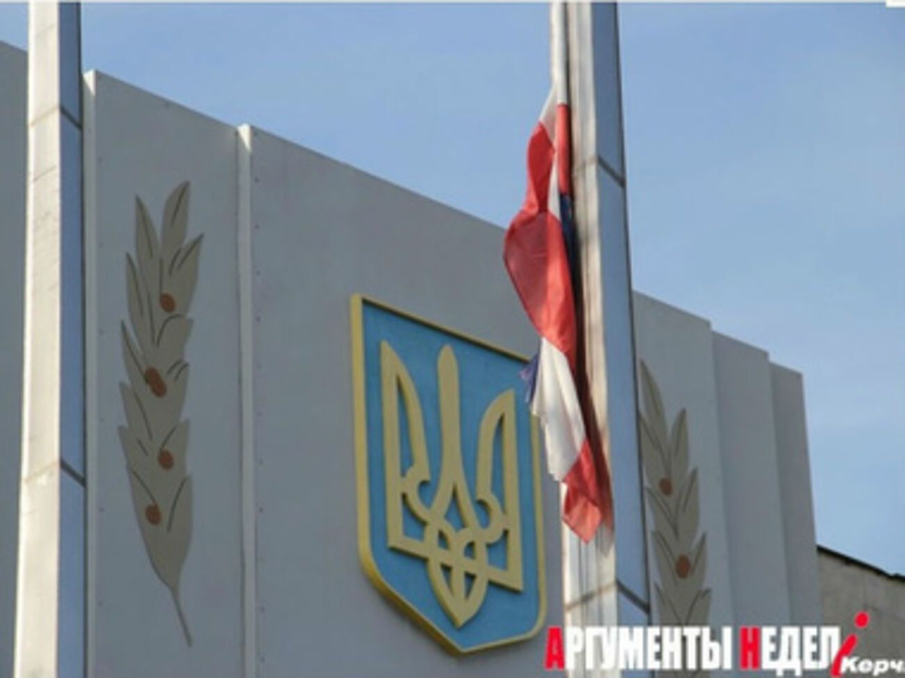 Возле здания горсовета остался только флаг Крым