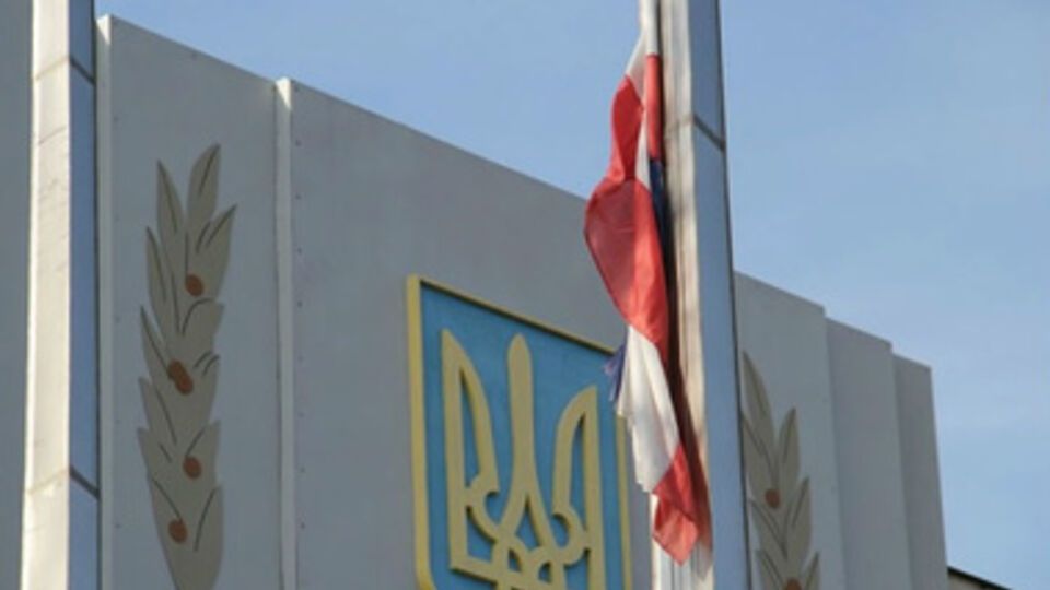 Возле здания горсовета остался только флаг Крым