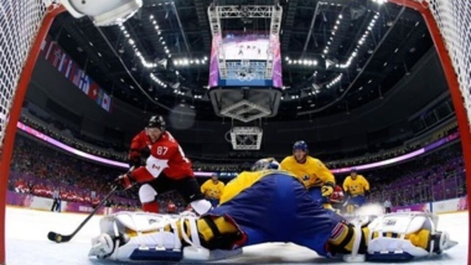 Канадцы забросили шведам три безответных шайбы