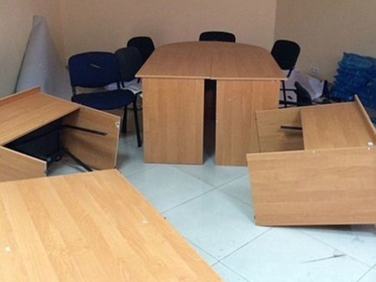 В таком состоянии застали офис утром