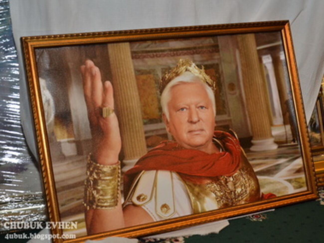 Активисты и журналисты осмотрели дом Пшонки. Фоторепортаж