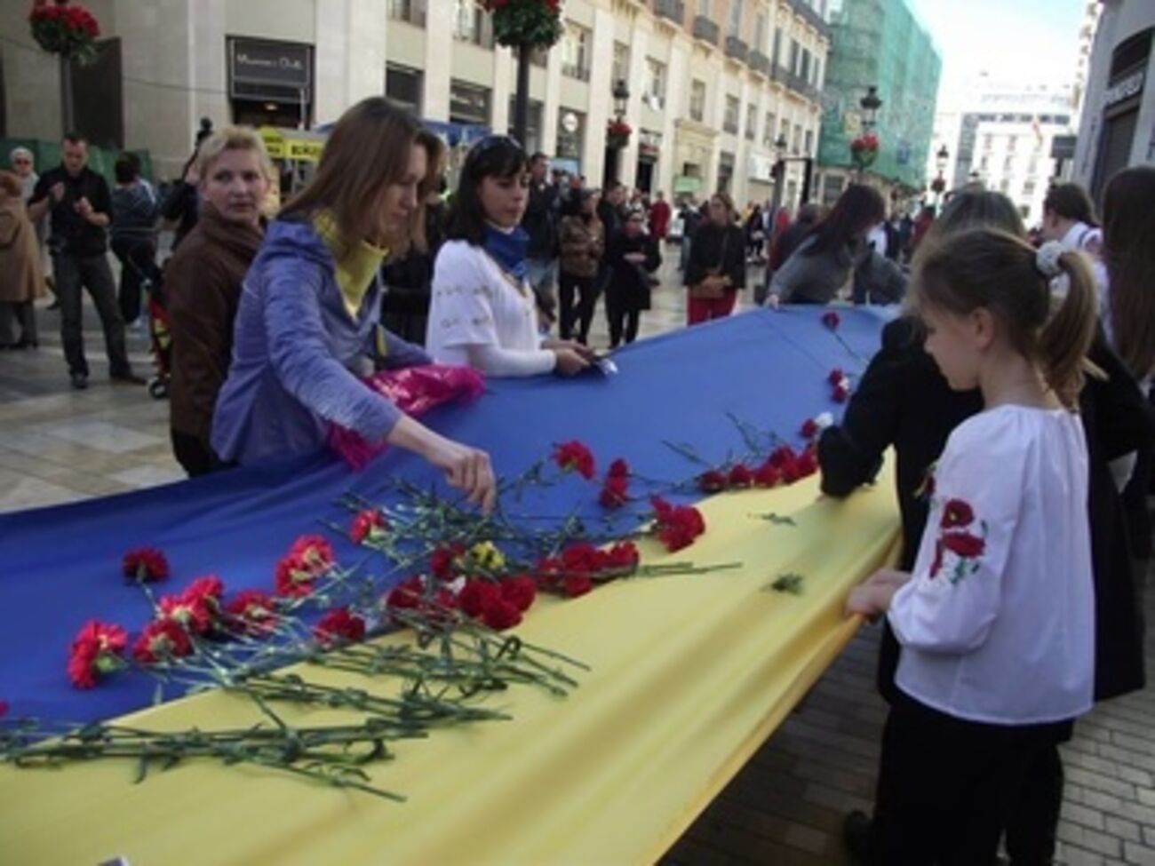Герои не умирают: В испанской Малаге почтили память павших евромайдановцев