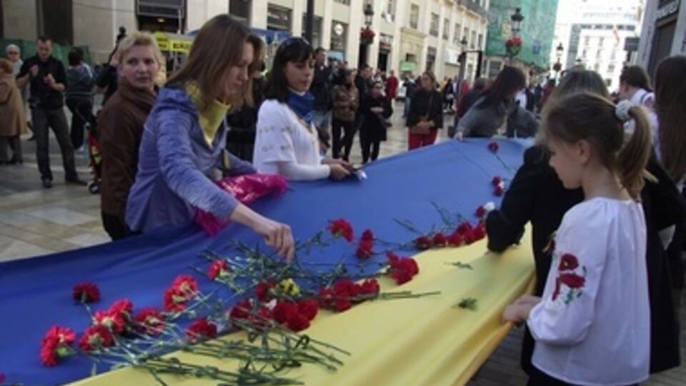 Герои не умирают: В испанской Малаге почтили память павших евромайдановцев