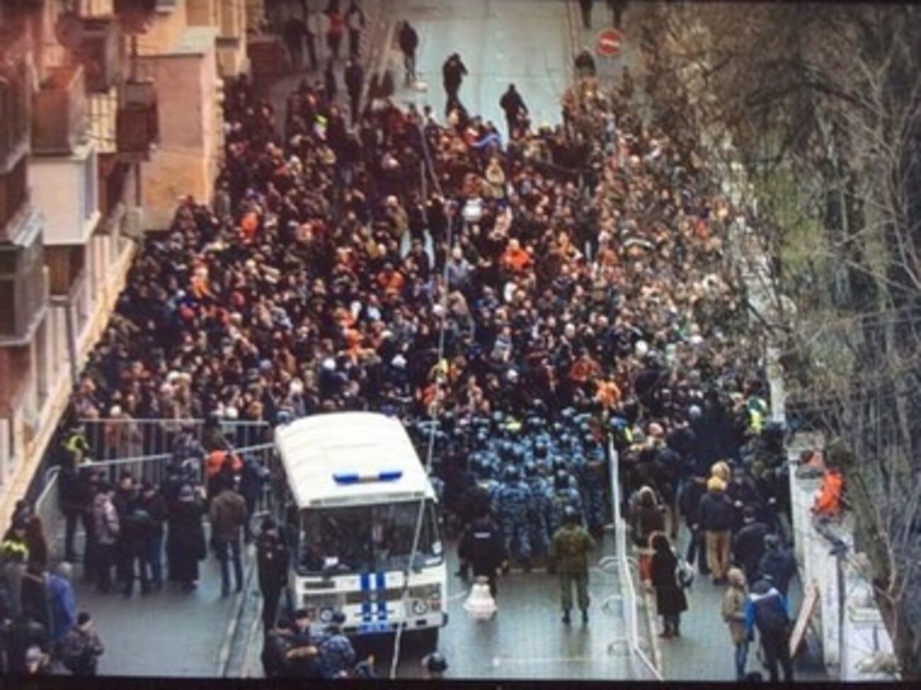 Несмотря на задержания, люди продолжают подходить