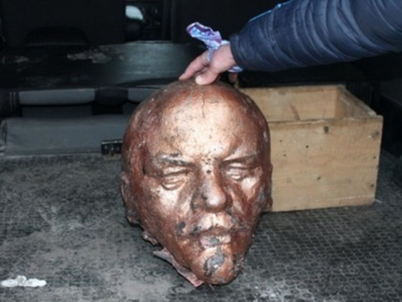 В Украине массово сносят памятники Ленину