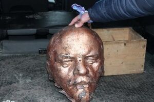 В Украине массово сносят памятники Ленину