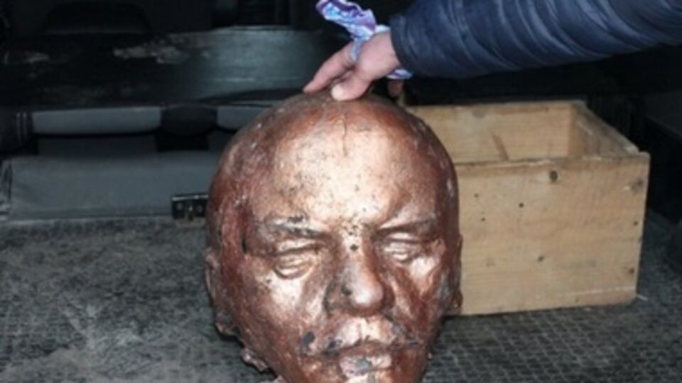 В Украине массово сносят памятники Ленину