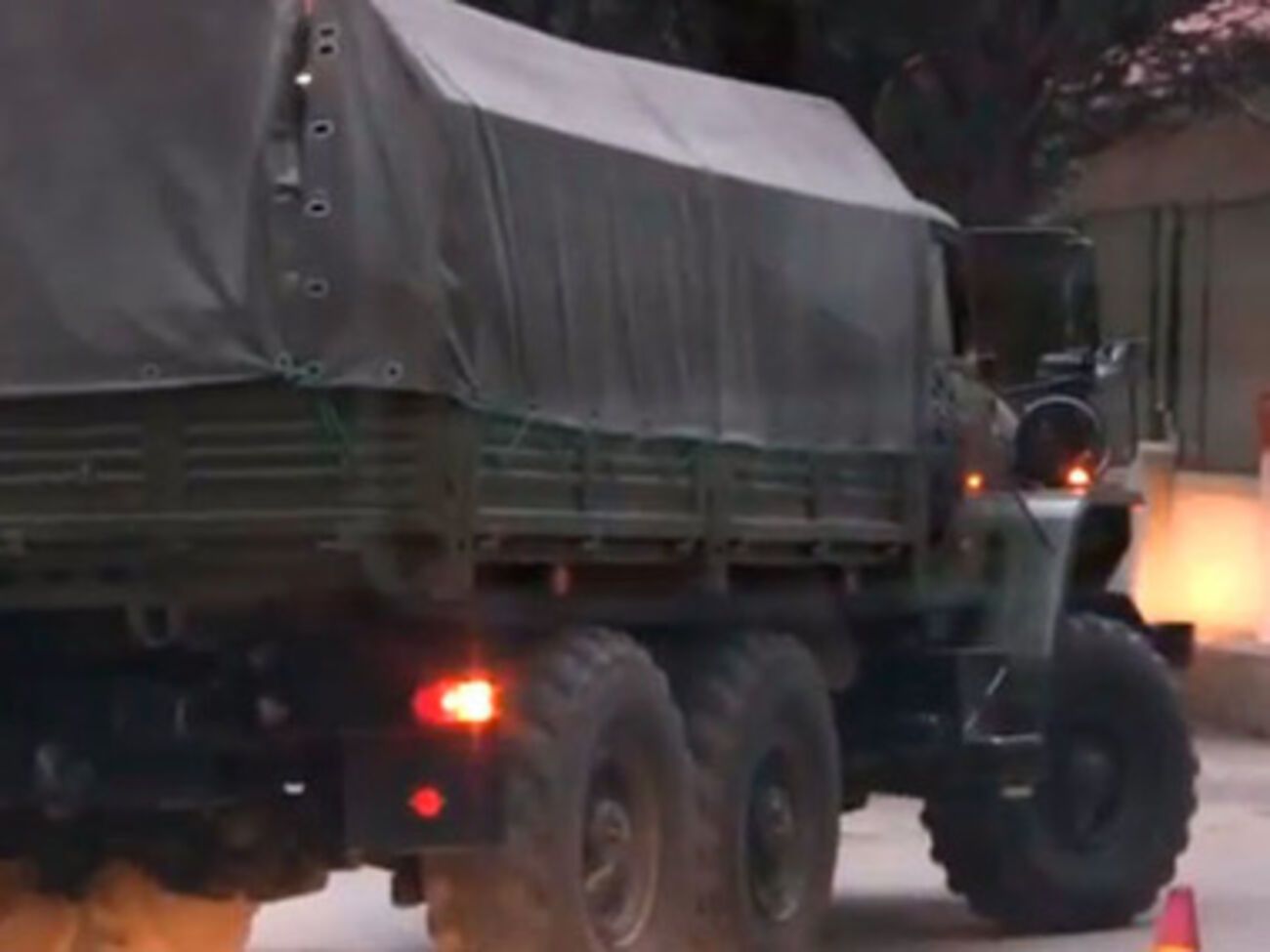 В Ялту приехали два грузовика с российскими военными
