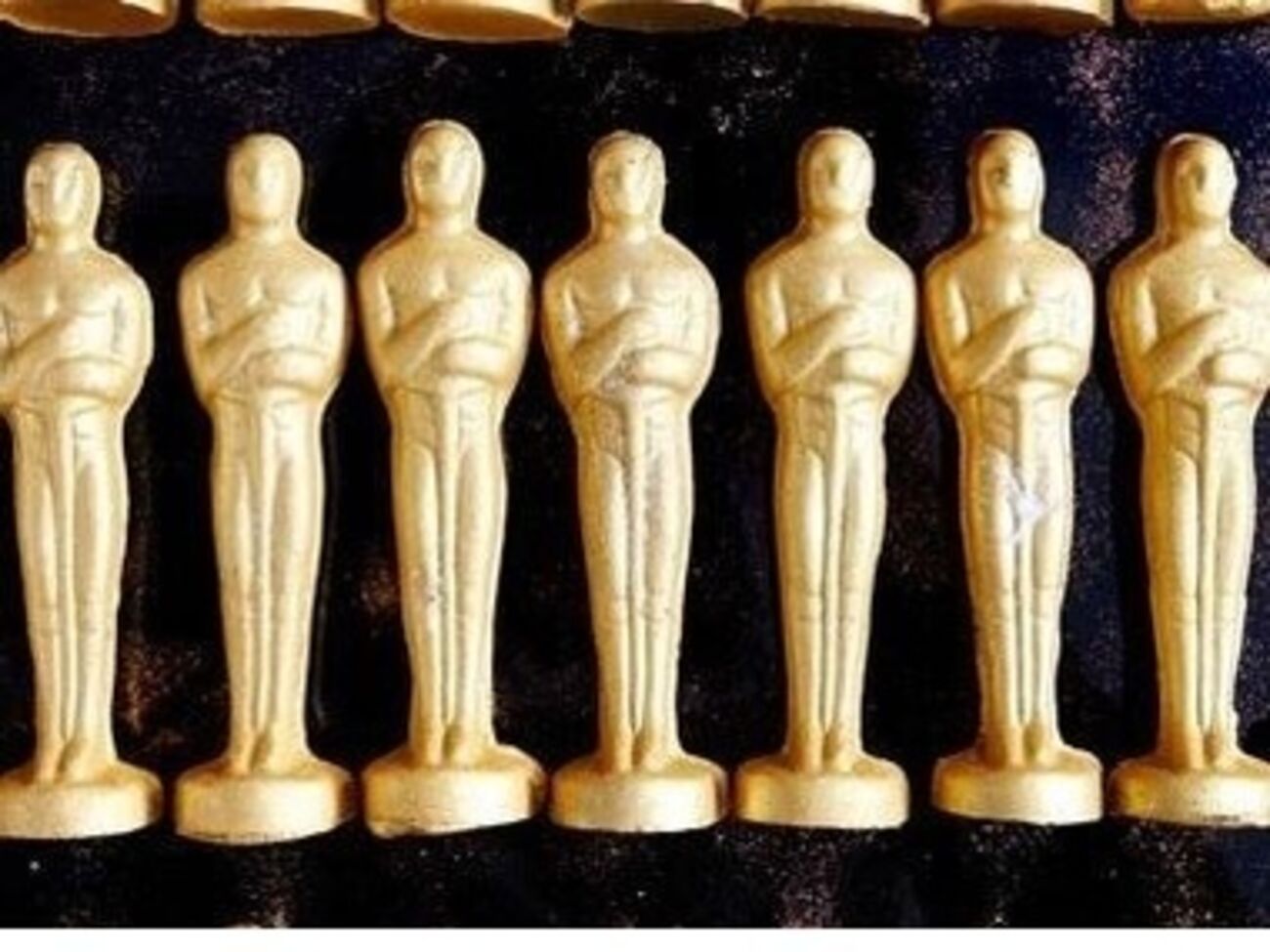 Шоколадные статуэтки, покрытые съедобным золотом