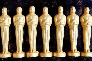 Шоколадные статуэтки, покрытые съедобным золотом