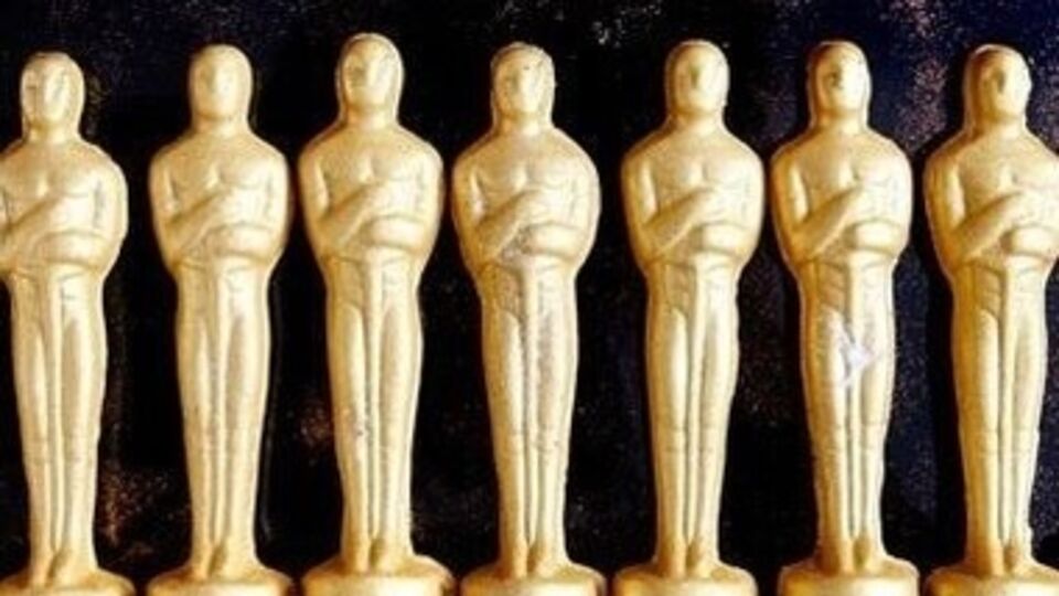 Шоколадные статуэтки, покрытые съедобным золотом