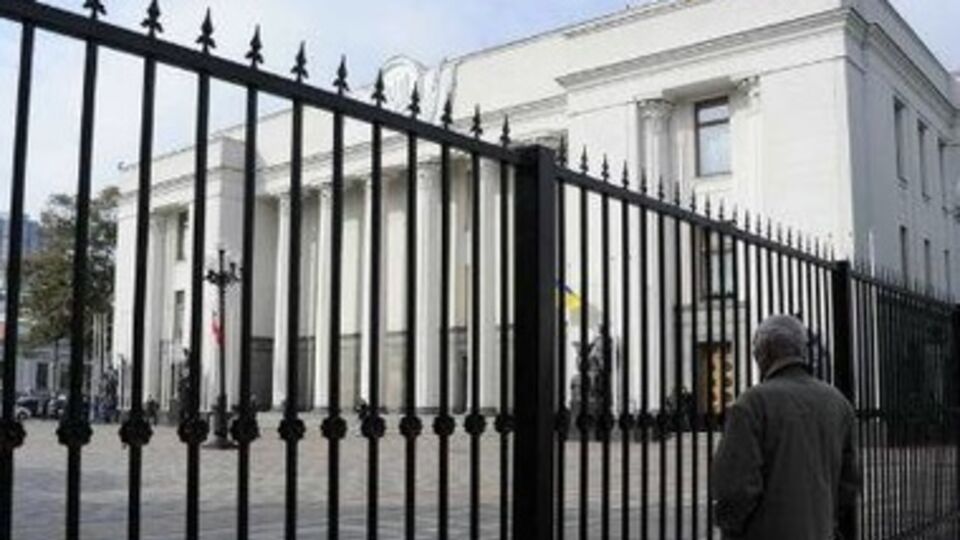 Сегодня активисты срежут забор вокруг Верховной Рады