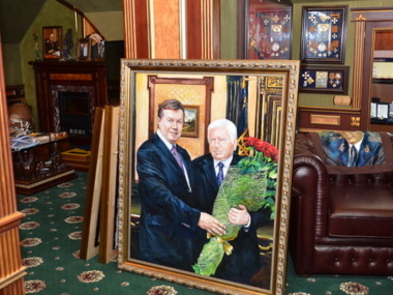 Картина в доме экс-генпрокурора Виктора Пшонки