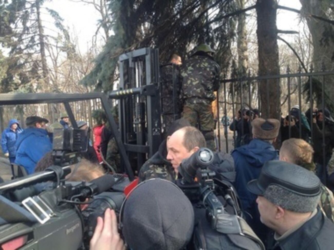 Активисты демонтируют забор вокруг Рады