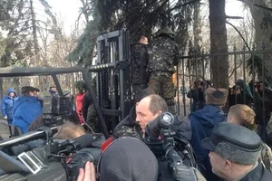 Активисты демонтируют забор вокруг Рады