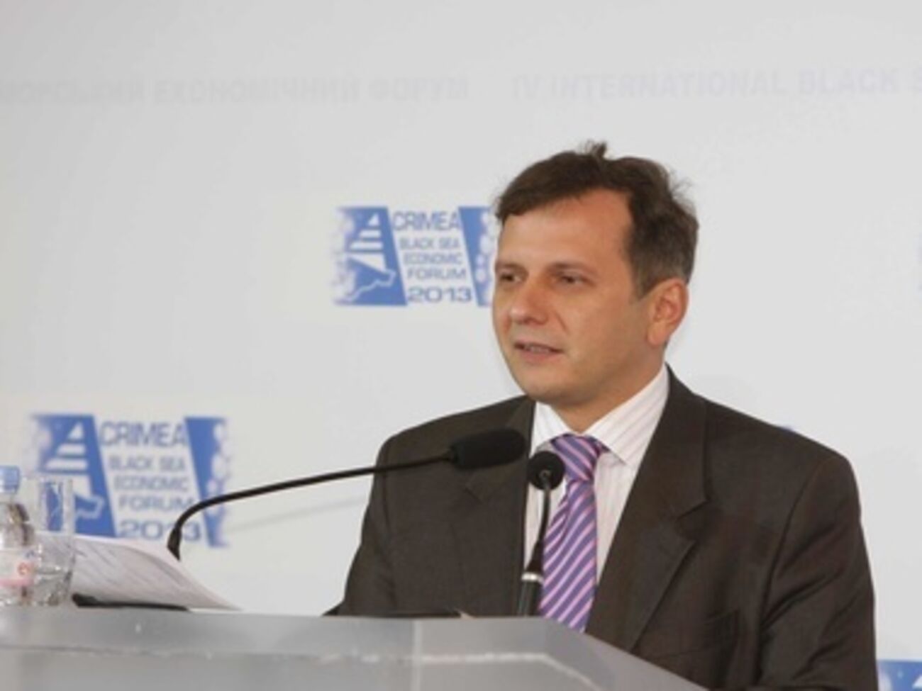 Олег Устенко уверен, что рынку нужно позволить самому отрегулировать валютный курс