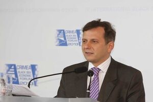 Олег Устенко уверен, что рынку нужно позволить самому отрегулировать валютный курс