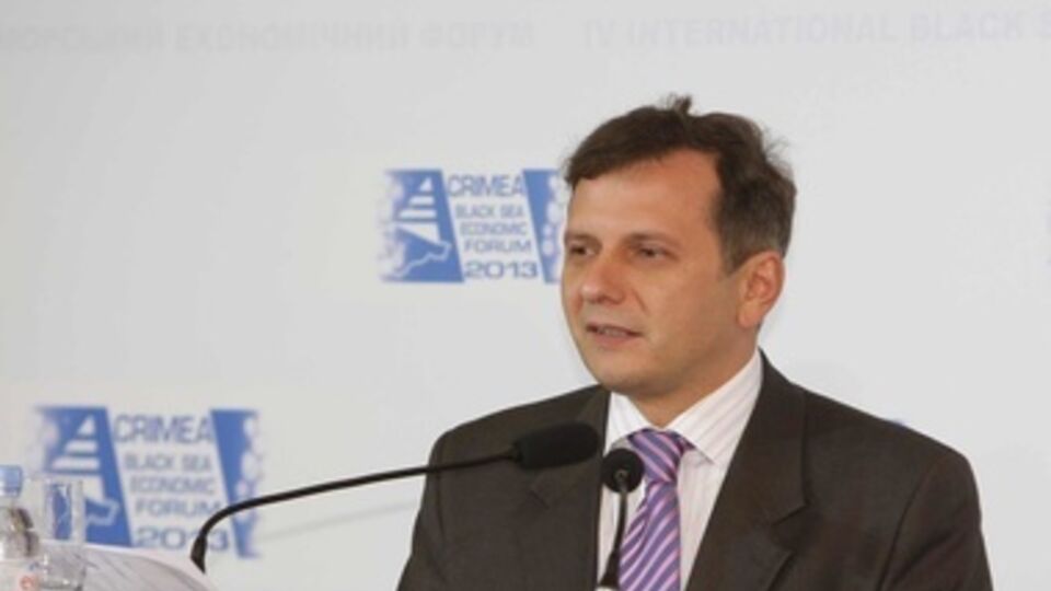 Олег Устенко уверен, что рынку нужно позволить самому отрегулировать валютный курс