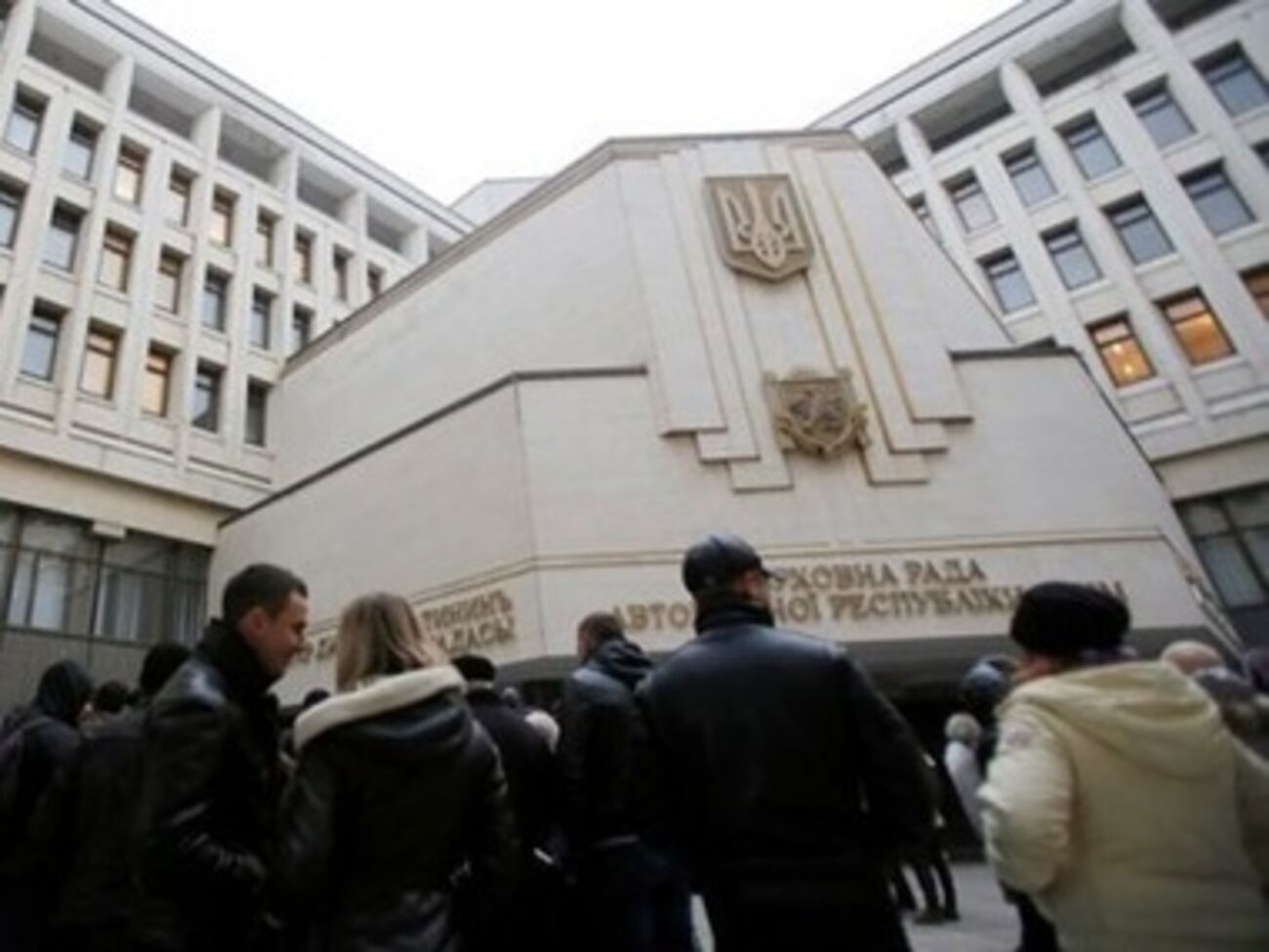 Митинг возле парламента Крыма