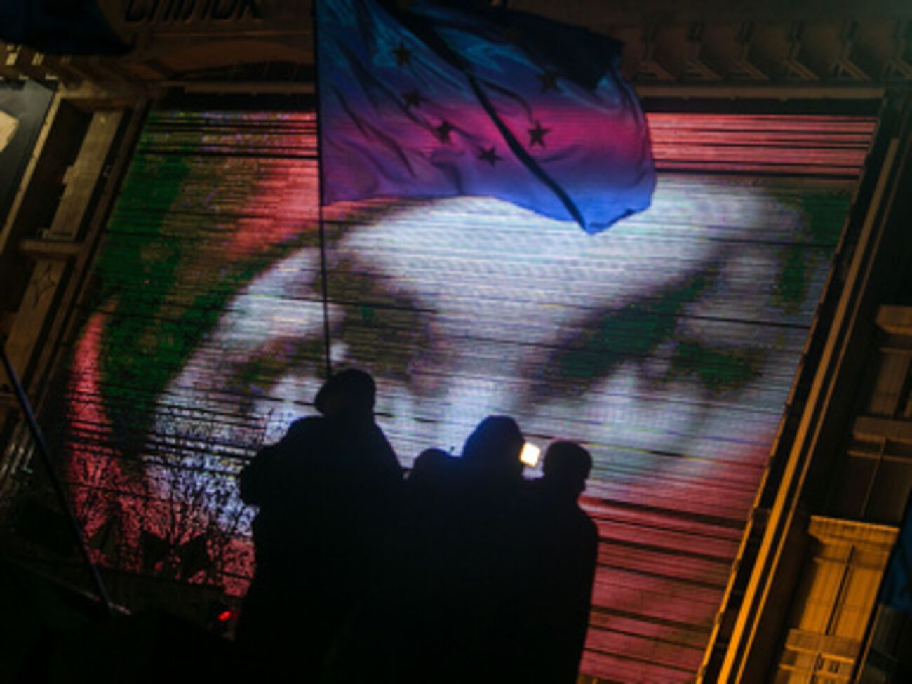 Опрос: Большинство россиян считают события в Украине государственным переворотом и гражданской войной