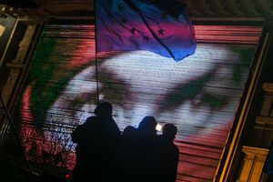 Опрос: Большинство россиян считают события в Украине государственным переворотом и гражданской войной