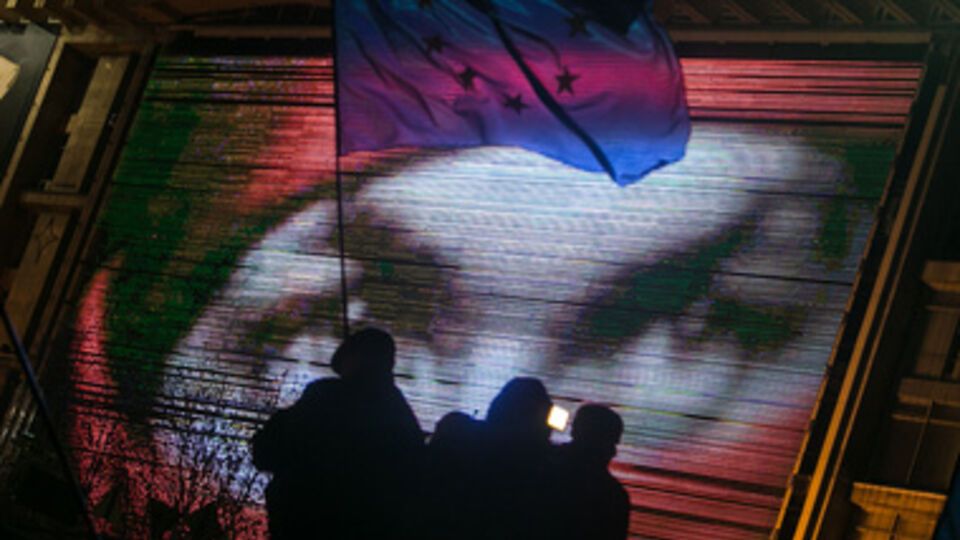 Опрос: Большинство россиян считают события в Украине государственным переворотом и гражданской войной