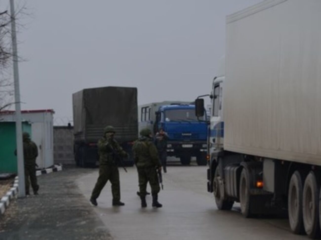 Российские военные захватывают объекты в Крыму