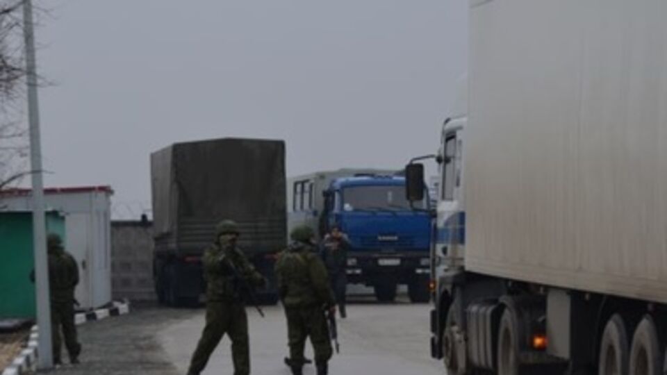 Российские военные захватывают объекты в Крыму