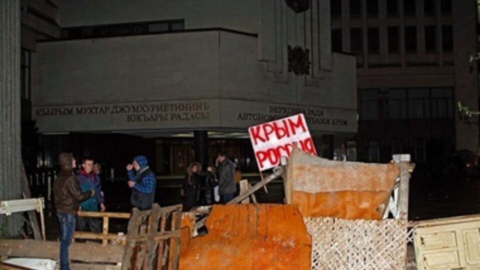 Баррикады возле здания парламента Крыма