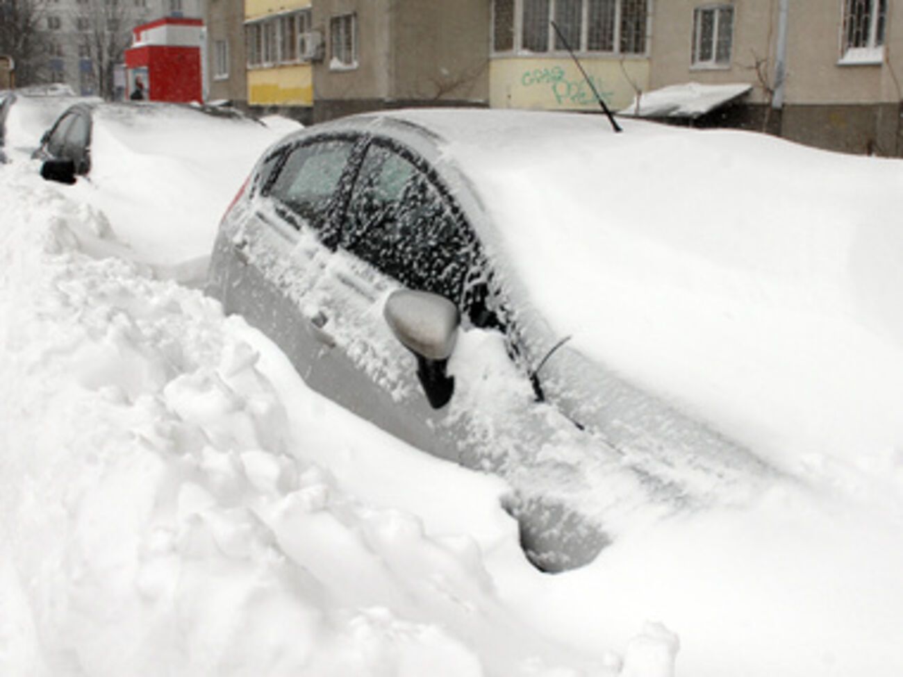 Из-за непогоды движение транспорта в восьми областях остается усложненным