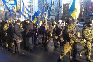 Колонно активистов идет по Институтской