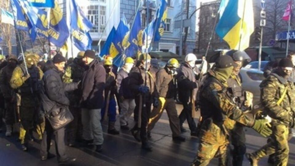 Колонно активистов идет по Институтской