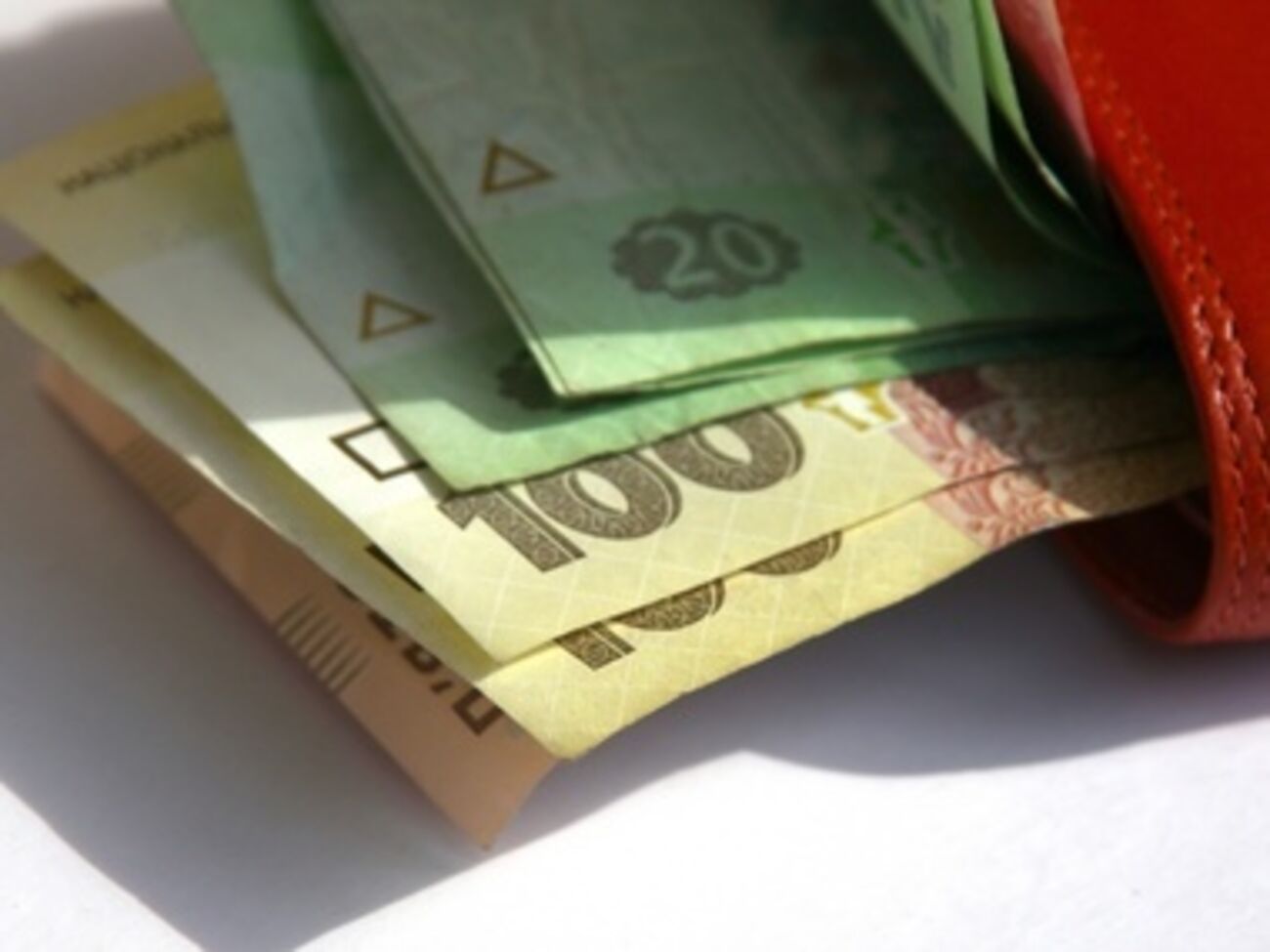 В четверг котировки гривны по отношению к доллару немного повысились