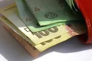 В четверг котировки гривны по отношению к доллару немного повысились