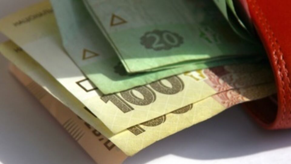 В четверг котировки гривны по отношению к доллару немного повысились