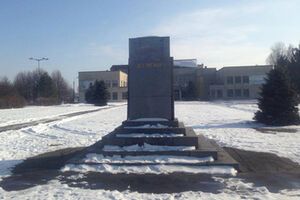 Пустой постамент в центре Шепетовки