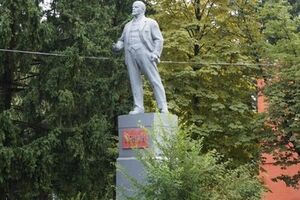 Памятник Ленину в Гребенке
