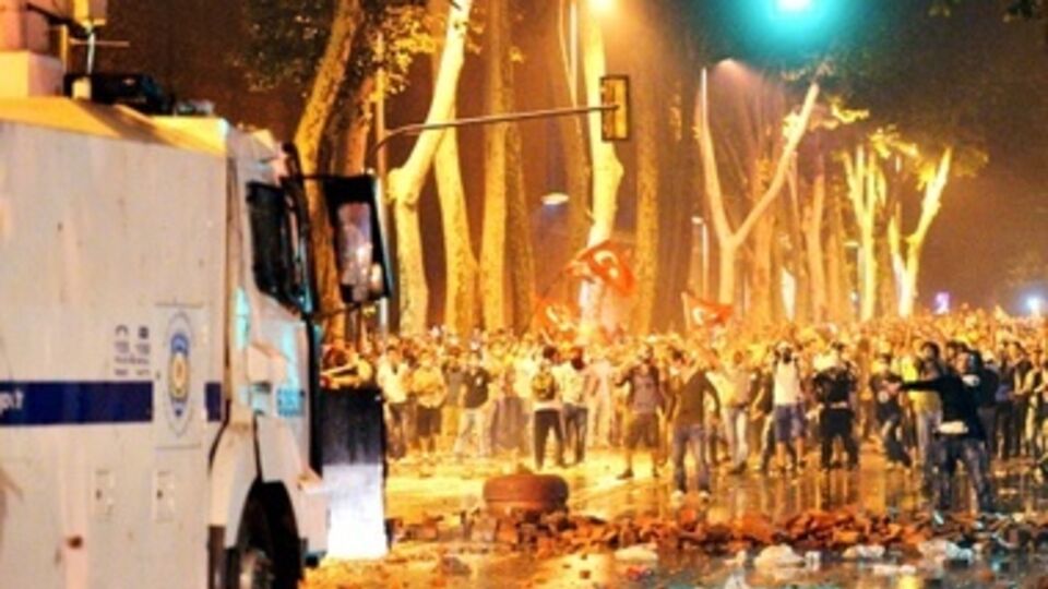 Против протестующих в Турции применили водометы и газ