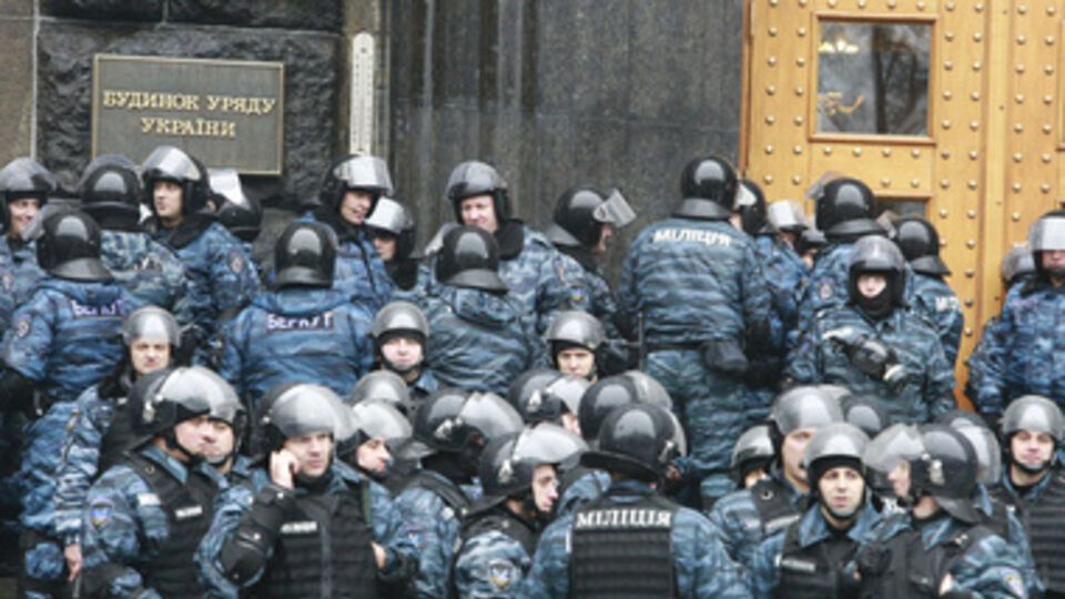 Беркут у стен Кабинета министров в Киеве