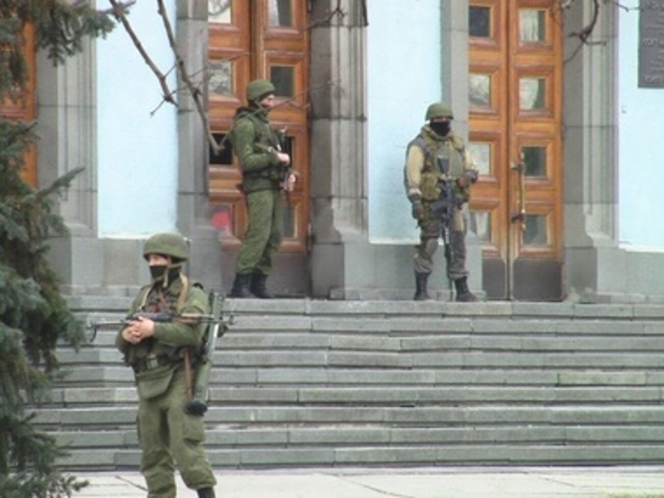 Военные у здания Совета министров